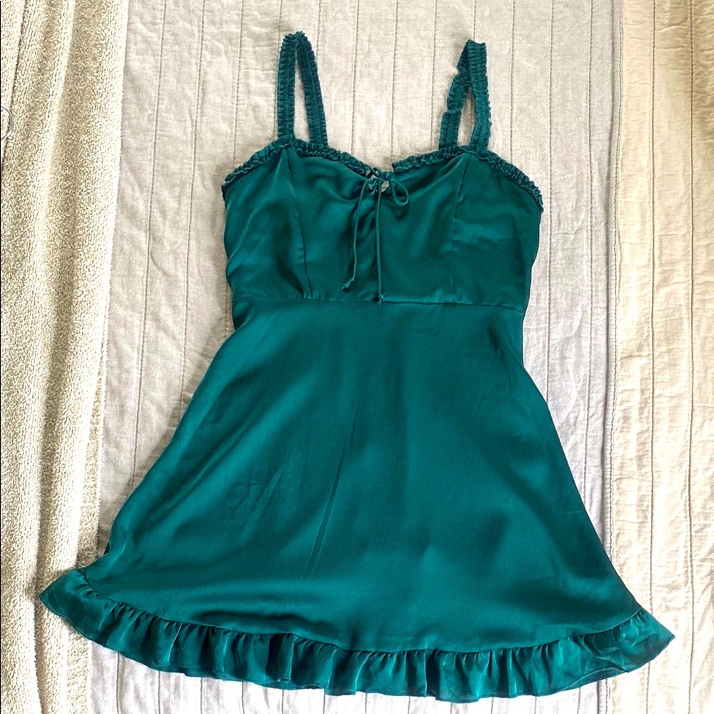 Lottie Moss - Elegant Emerald Green Mini Dress w/ Ruffled Hem